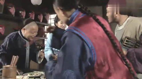 赛西施在街上看到陈老板，赶忙拉过去打听喜神医的消息