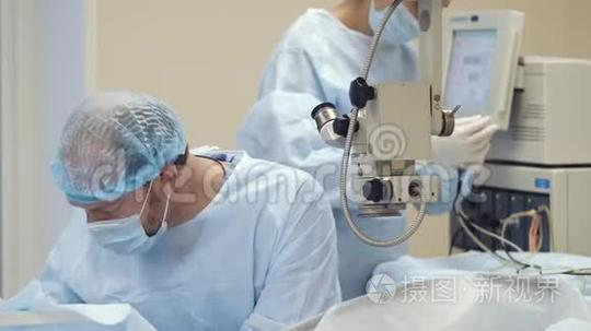医生和护士为办公室做眼部手术做准备短视频