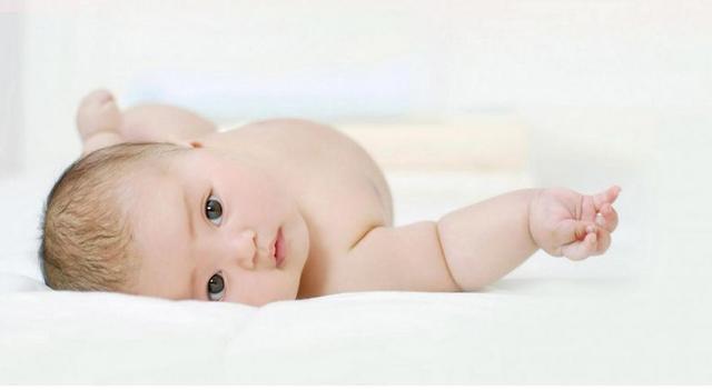 怎么训练3个月的宝宝翻身