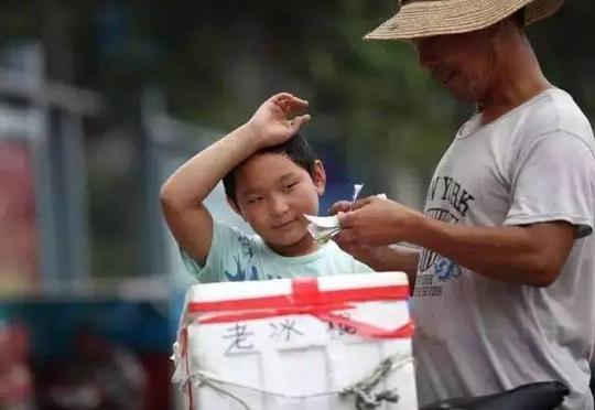 夏天卖冰棒堪称最赚钱的项目了,让父母给钱进货,木箱绑在自行车后面