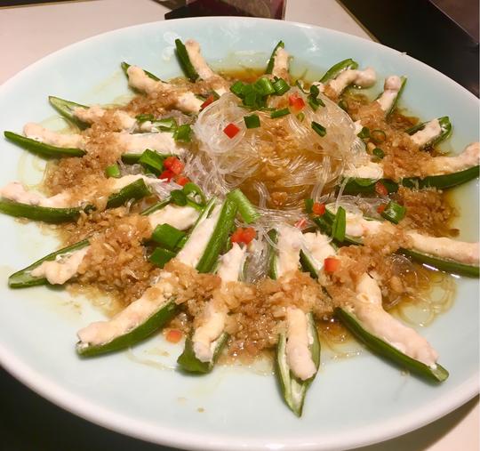 京味斋,虾滑酿秋葵粉丝蒜蓉,不咸,不过虾滑是和肉馅混合的,不够滑嫩影