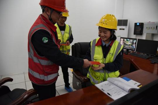厂厂长带队到中控室慰问在岗值班员工,还给大家带来了新年祝福的红包.