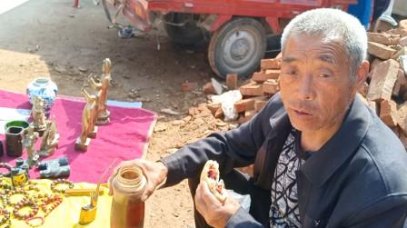 农村70岁大爷，一天能挣600块，他做的啥生意这么赚钱?