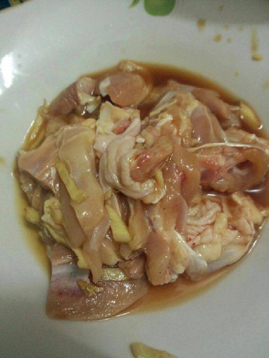 鸡腿肉炒魔芋,鸡腿洗干净去骨头切丁用盐料酒生抽淀粉腌制一下