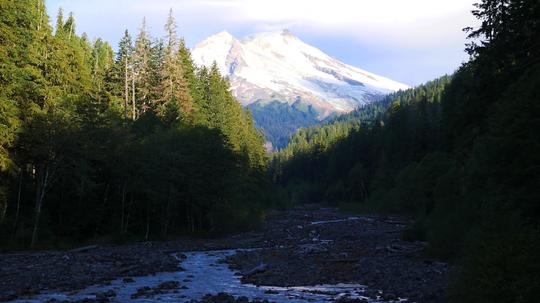 4k静谧湖水小溪雪山美景_3840x2160_高清视频素材下载