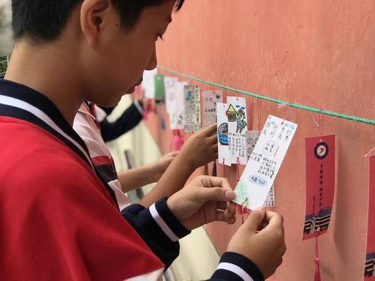 图为学校举行创意手绘书签展销会.jpg