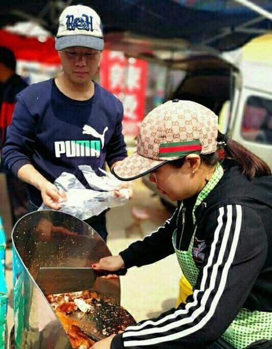 兴义街头的炸鸭子，未见其人，先闻其炸鸭子的香味