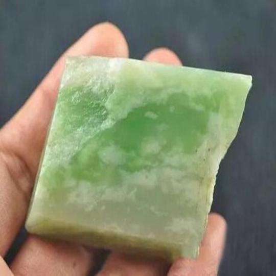 或冷门或偏门或黑马,目前来说,青海玉在和田玉市场的价值还处在洼地