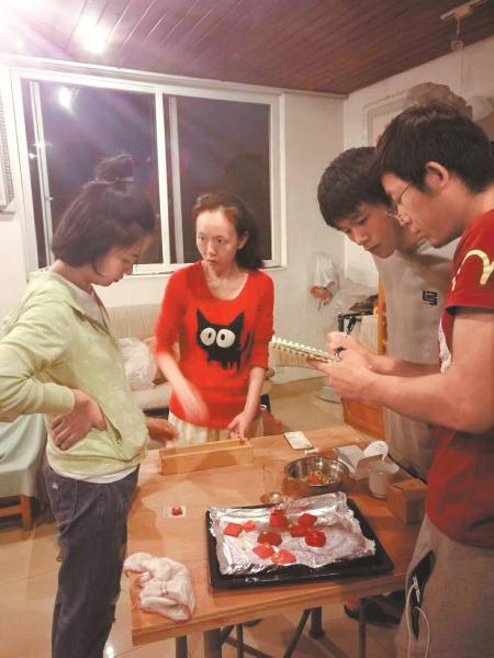 成都聋哑妹子自制国旗饼干5天卖了近5千元-妹