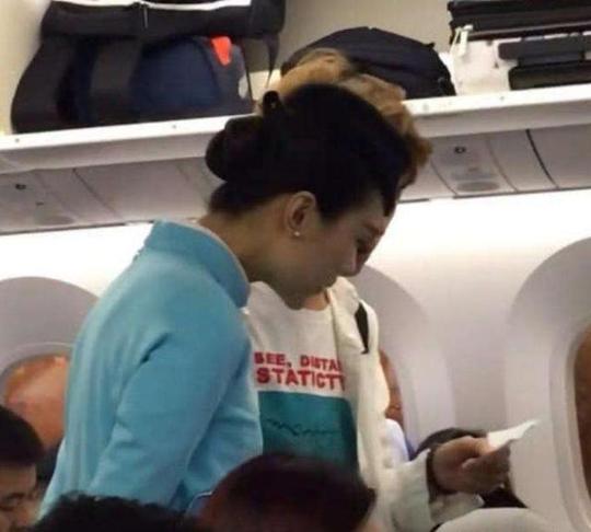 抖音尖下巴空姐走红,下巴令乘客侧目,网友:能戳死