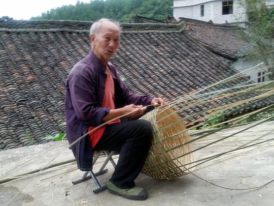 尽管这门手艺不能赚钱了,这位80岁农村老人仍然坚持编