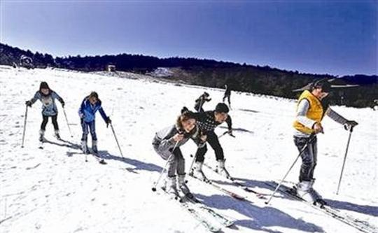 随着气温的逐渐走低!六盘水两大滑雪场今冬首次造雪!