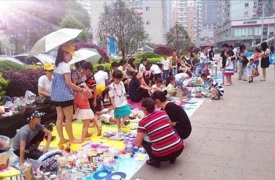 这么多人去摆摊创业，摆地摊真的有市场吗?