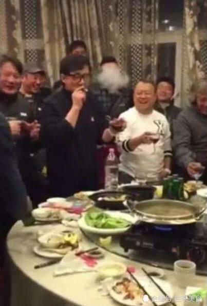 成龙餐厅生意火爆!看到菜单价格后,网友直呼:想要不火