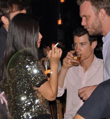 朱珠国外留学派对抽烟表情照片