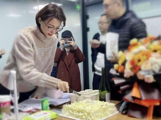 菜园|董卿私下工作状态曝光!手捂暖水袋众人跟随，现身菜园还真接地气