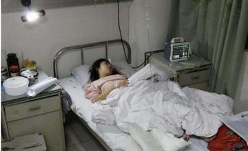 20岁女大学生谎称游泳后怀孕，妈妈向游泳馆索赔，真相让她崩溃