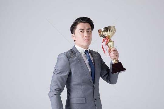 商务男性手举奖杯