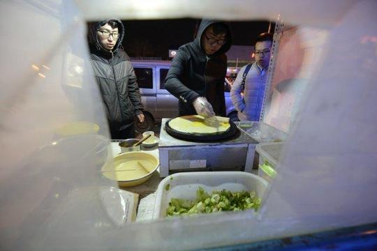 刚毕业大学生创业卖煎饼加送水一个月挣不到三千