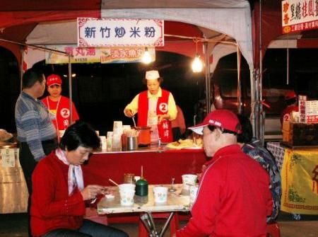 台湾年底选战有商机小贩造势现场做生意(图)