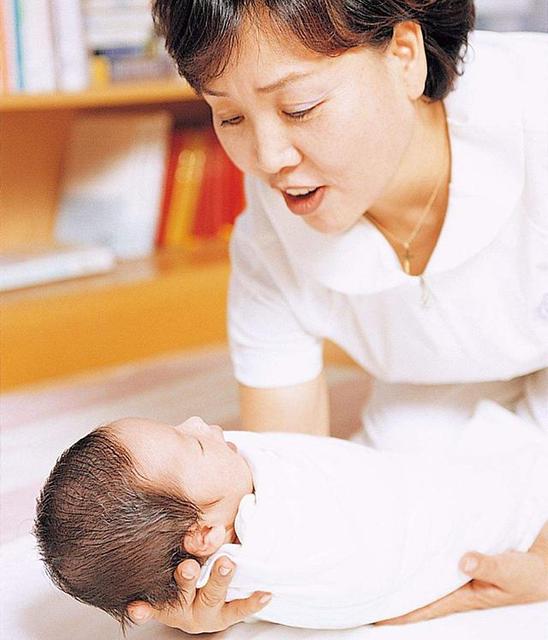 新生儿哭闹要不要抱起来
