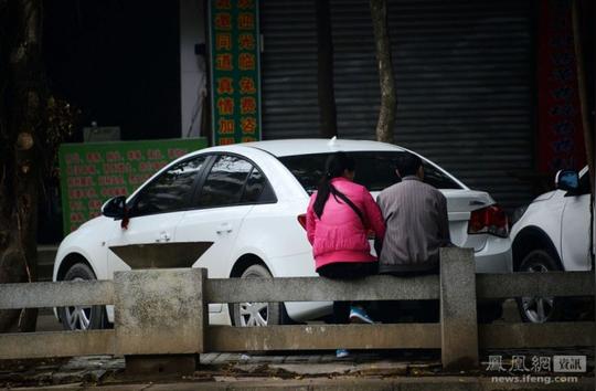 经常会有一些中年妇女在路边或是树林里面招揽老年性"客人"做"生意"