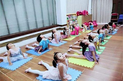 东方舞蹈培训班加盟怎么样?办校全程帮扶，为投资者保驾护航
