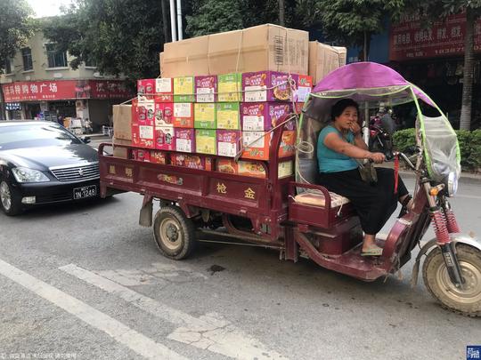 中国商品紧俏,缅甸边民组团入境扫货,1三轮&lt;/strong&gt;车装1吨,排队数百米_新浪看