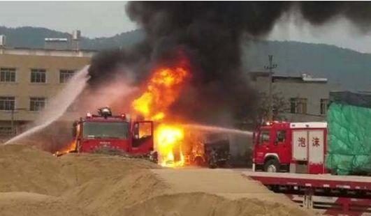 大整治在行动|面包车非法改成“加油车”油枪、计价器一应俱全