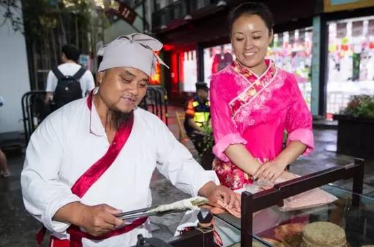 "姜爱民说,自己的儿子在外地做生意.老婆?他指指地下(意为已去世).