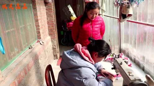 农村妹子边看孩子边赚钱，一天还赚不少呢?看看干的什么吧