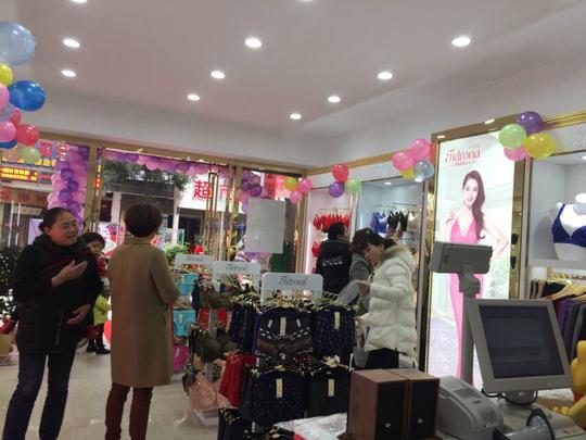 拥有如此庞大的回头客,内衣店的生意不好才怪.