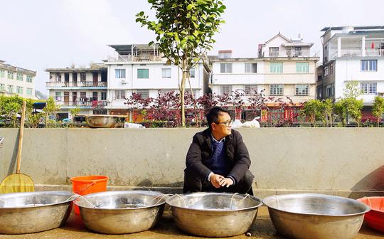 姐夫摆地摊卖鱼生意不好，小伙换个卖法轻松卖完，看小伙咋卖的