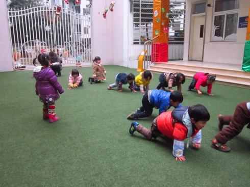 哪些游戏促进婴幼儿手脚灵活