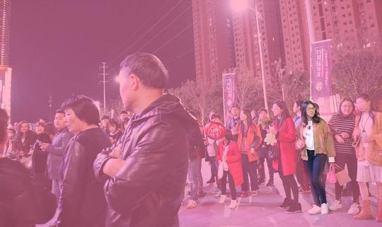 昨晚,嘉善一对情侣在银泰广场求婚,一大批单身狗被虐.