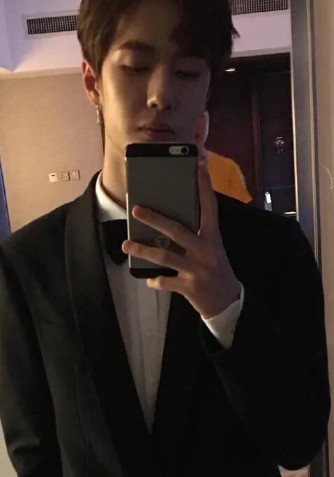 王一博直男式自拍，独爱两个姿势，堪称招牌动作（自拍照片合集）