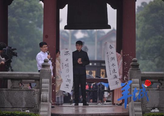 世界读书日,"朗读亭"雨中悄悄落户中大