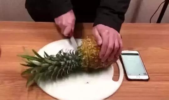 用担心削皮时不小心割到手啦~~花式吃菠萝既然都教了怎么切菠萝