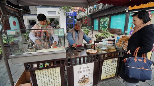 史上最悲催美食家武大郎现在杭州做生意，天天把“老婆”带身边