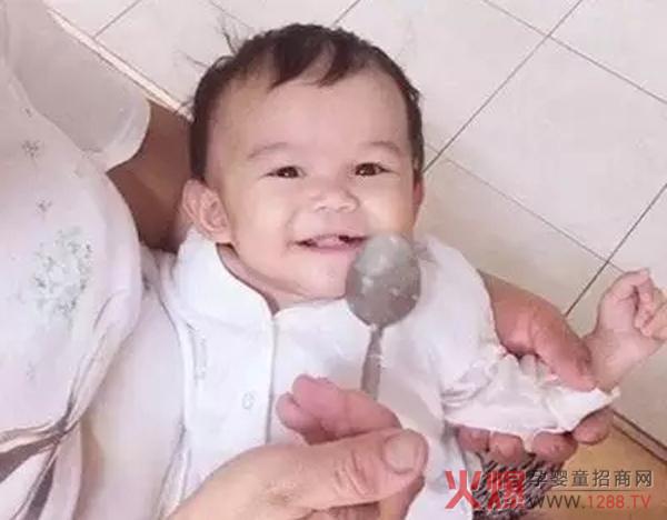 宝宝添加辅食要减少奶粉吗