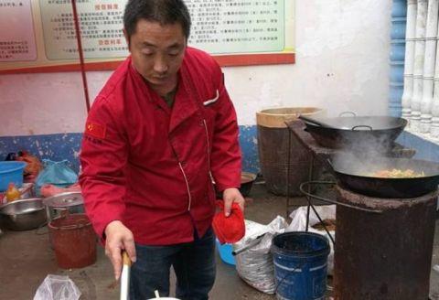农村宴席炒菜师傅节假日最忙,别人游玩他赚钱,月入十