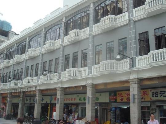 在广州来做生意的黑人和韩国人非常多,在街上随处可见,以至形成了他们