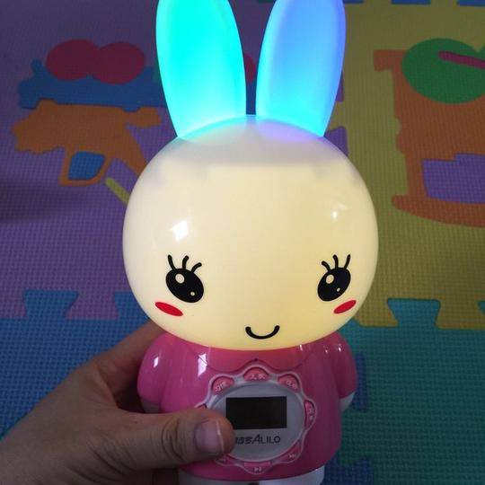 火火兔身上的屏幕可以显示正在播放的内容,简直方便的不要不要的,这