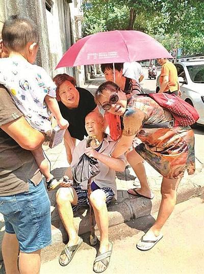 孩子摔倒扶不扶的看法