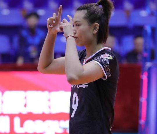女排开门红却暴露缺点，李盈莹替补显威，曾春蕾“我来”感动观众