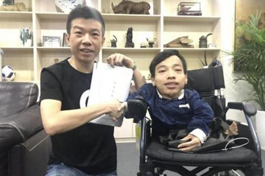 他天生残疾，出门只能坐婴儿车，如今创业成功成为亿万富翁