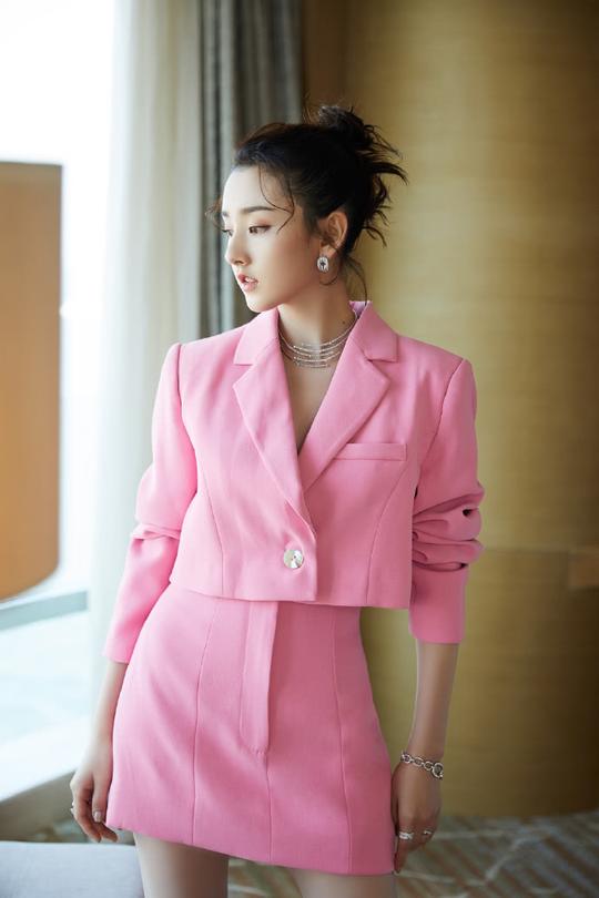 气质女神宋祖儿，粉色短上衣搭配热裤，"小蛮腰"超给力