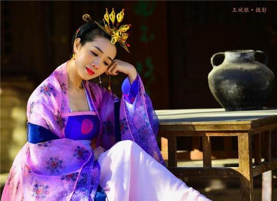 敦煌古城抖音短视频,下图为,10月份,来自广州的游客拍摄的一组古装照.
