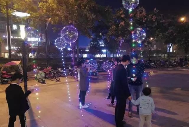 小娃娃的肚子鼓得像一个气球