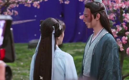 《琉璃》花絮爆料，袁冰妍现场挑逗成毅，只为找下“热恋的感觉”?